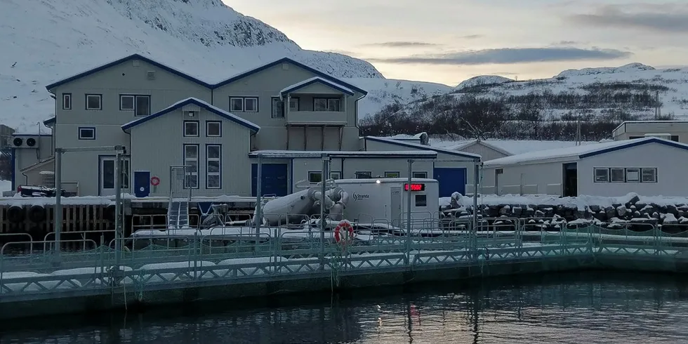 Arnøy Laks Slakteri med ventemærer. Skjervøy kommune i Troms.