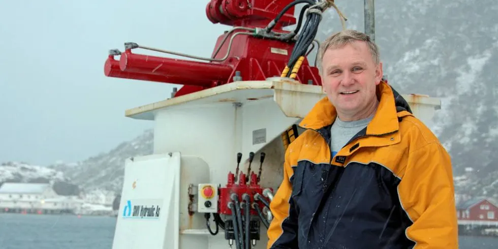 FIKK JA: Jon Edvard Johnsen i Hovden Fiskeindustri har testet ut nytt mottakssystem i et toårig prosjekt, og er fornøyd med at departementet åpner for fortsatt bruk av systemet.Foto: Terje Jensen