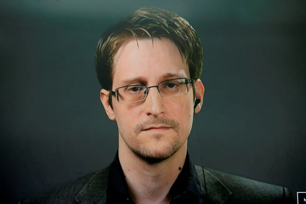 Edward Snowden er en del av et høyt politisk spill. Her er han på videolink under en pressekonferanse. Foto: BRENDAN MCDERMID