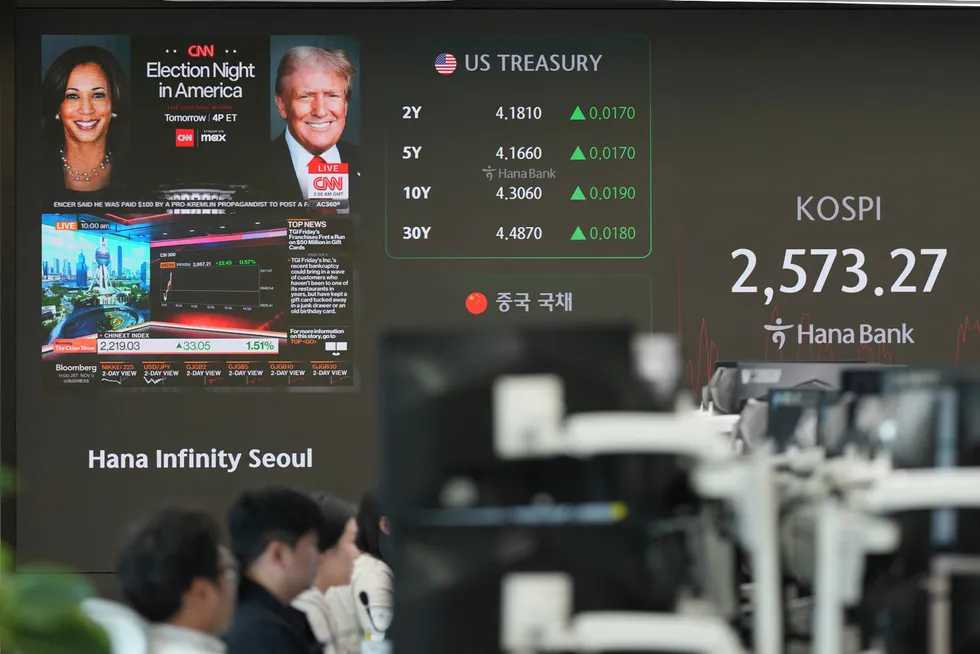 Markeder over hele verden venter spent på det amerikanske valgresultatet. Her fra valutaavdelingen hos Hana Bank i Sør-Korea tirsdag morgen. Kospi-indeksen ved Seoul-børsen har falt med 0,6 prosent. I Tokyo har Nikkei-indeksen steget med en prosent.