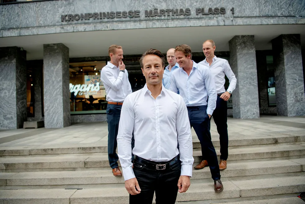 Henrik Krefting (midten til høyre) må gå fra Runar Vatnes (foran) investeringsselskap etter svake resultater. Fra venstre i bakgrunnen er Tor Vegar Vatne, Jens Borge Andersen og Helge Rognerud.