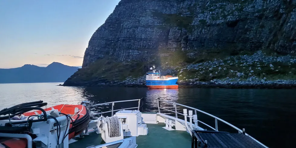 En fiskebåt gikk på grunn utenfor Hammerfest natt til onsdag.