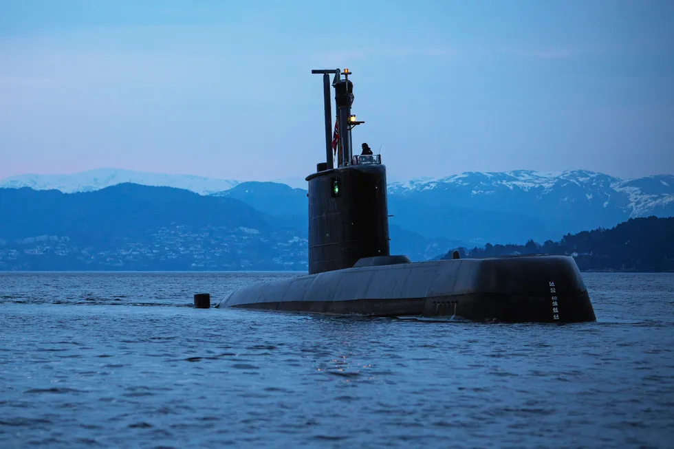 Ubåten KNM Utvær seiler i en fjord utenfor Bergen. Om fem års tid får Norge fire nye ubåter. Men nå er det trøbbel med ubåtkaien i Bergen. (Illustrasjonsfoto).