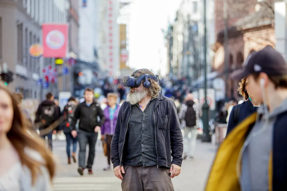 Torgeir Waterhouse i IKT-Norge med VR-briller på Karl Johan. Han har fulgt utviklingen innen VR/AR i lang tid, og tror at vi fortsatt må vente på det virkelige gjennombruddet. Foto: Javad Parsa