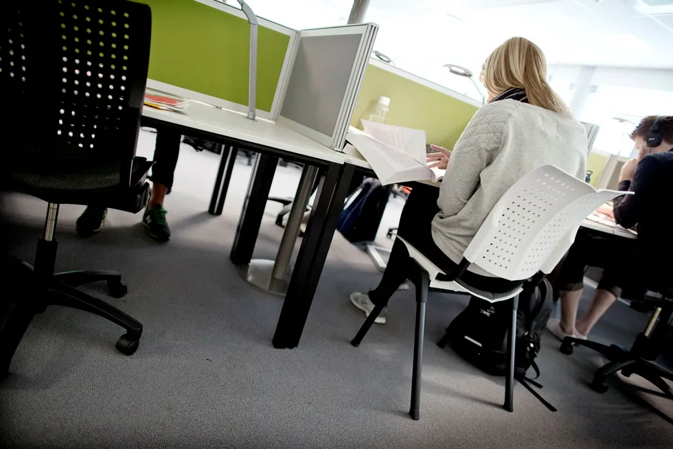 LESER MER: Norske heltidsstudenter bruker mer tid på egenstudier enn i både 2014 og 2015, fremgår det av NOKUTs siste Studiebarometer. Illustrasjonsfoto: Ida von Hanno Bast