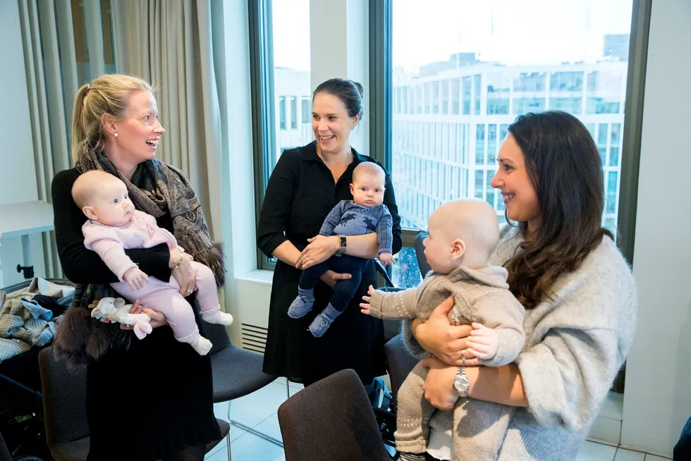 Advokatene Stine Heggset (28) fra venstre, Mette Borger (34) og Anisa Isaksen (29) har tatt med babyene sine på lunsjtreff hos Advokatfirmaet Thommessen. De triller mye sammen også ellers, men roser det månedlige «babytreff»-tiltaket.