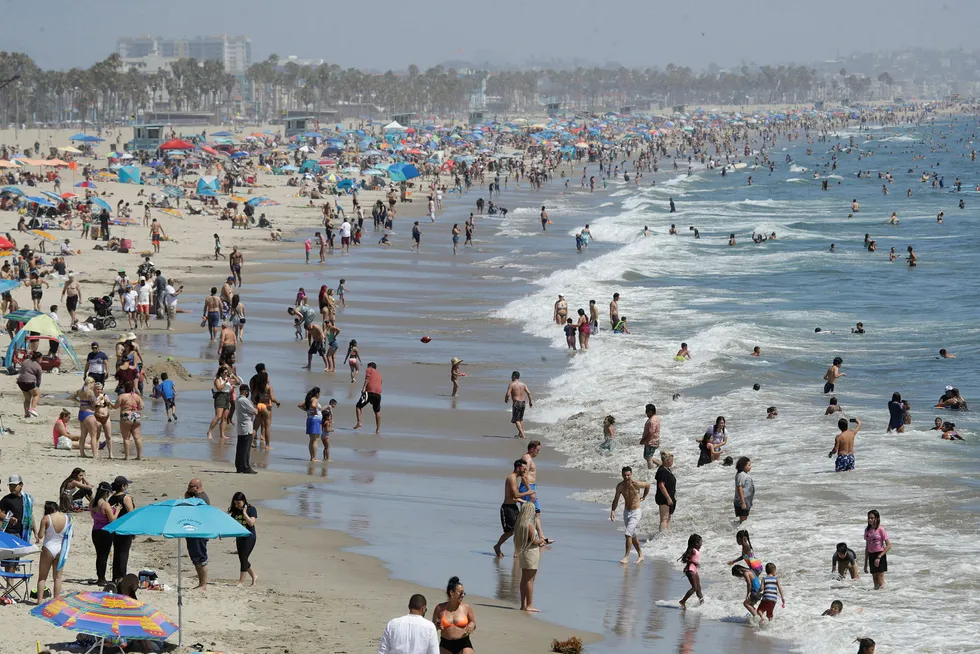 Mange trosset koronapandemien og strømmet til stranden i Santa Monica under en hetebølge i helgen.