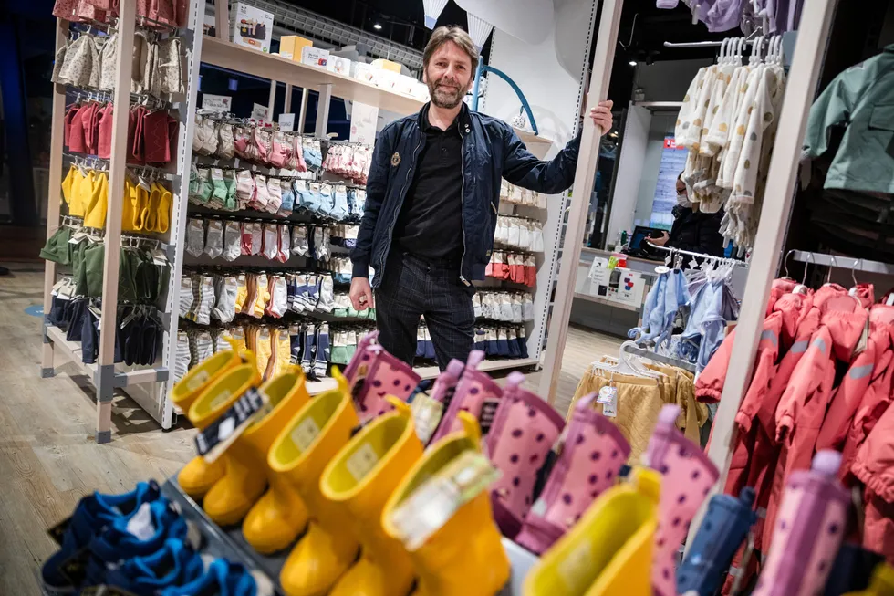 Administrerende direktør Lasse Erik Moen i Barnas Hus Norge i deres butikk på Strømmen Storsenter.