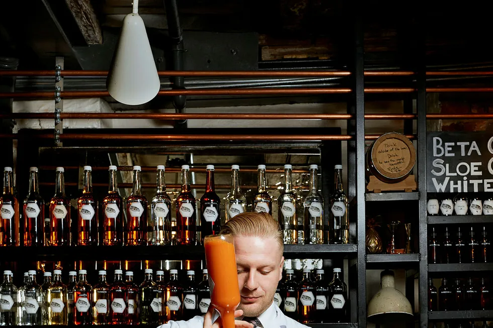 Bartender Maroš Dzurus presenterer Himkoks signaturdrink, Beta Coctail. Foto: Marius Viken