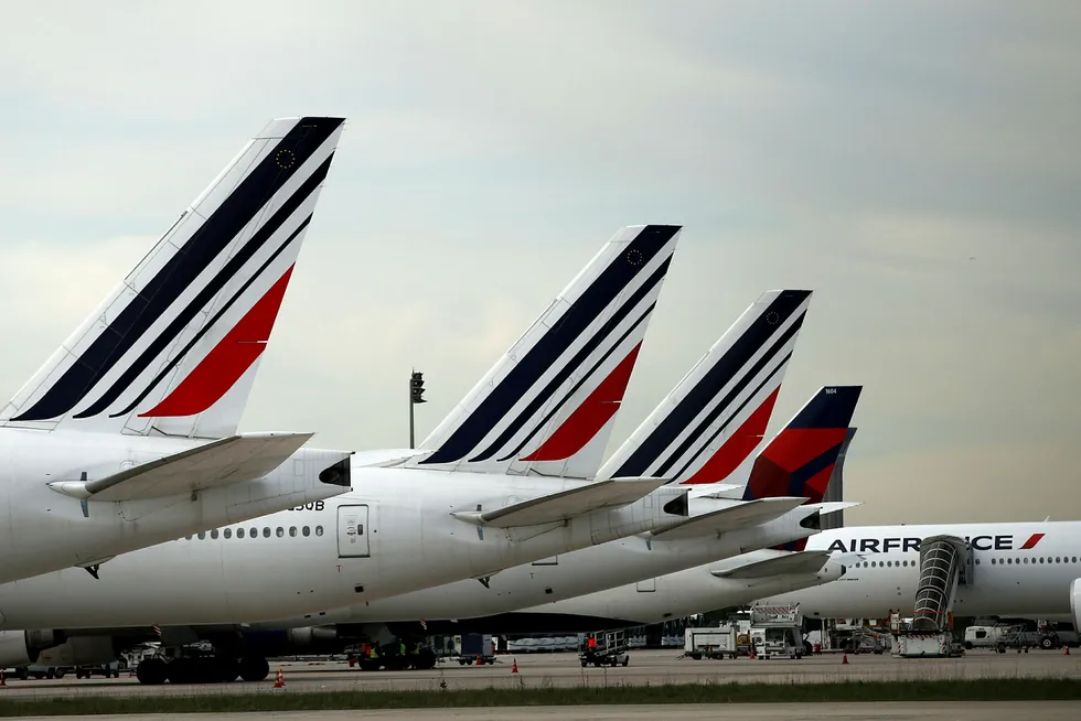 Fly fra Air France parkert på Charles de Gaulle- flyplassen i Paris. Foto: Christophe Ena/AP Photo