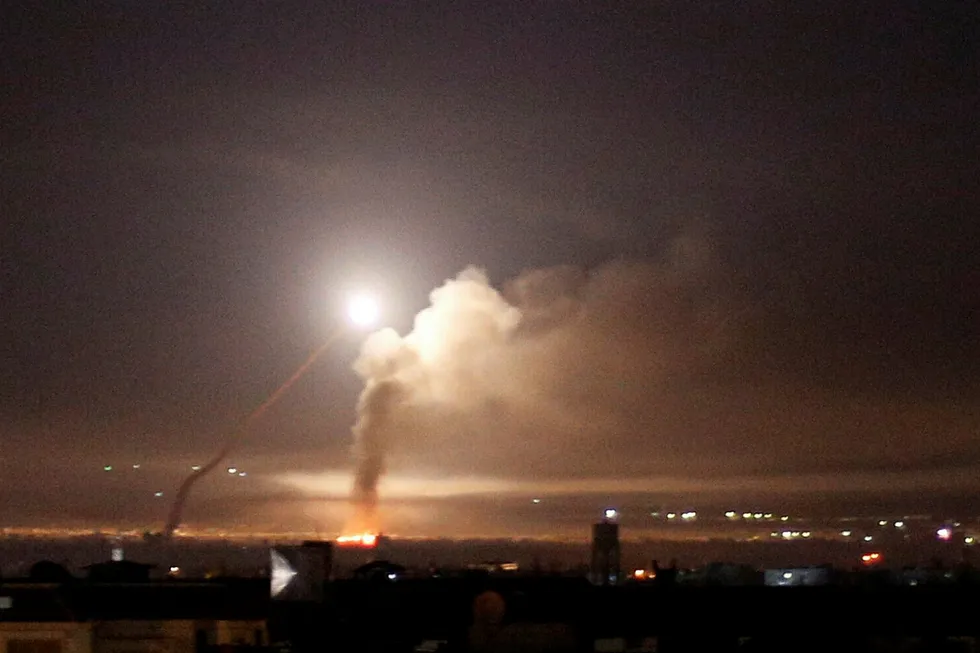 Israelske rakettangrep mot Damaskus natt til torsdag. Faren for storkrig i Midtøsten rykker nærmere. Foto: Omar Sanadiki/Reuters/NTB Scanpix
