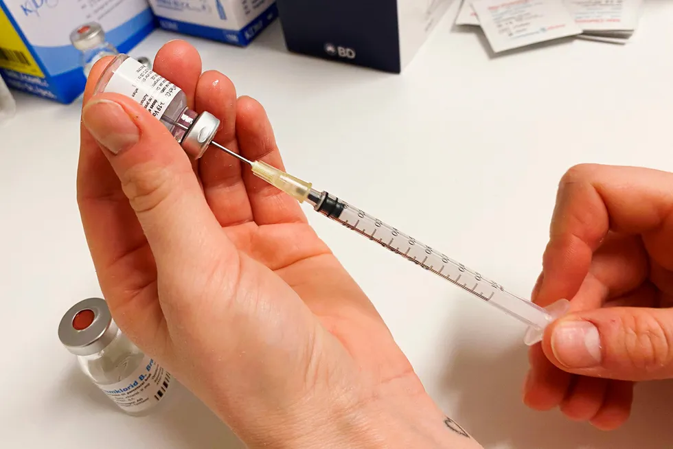 Oslo 20201228. Sprøyter med Covid-19 vaksine fra Pfizer / Biontech klargjøres til vaksinasjon på et sykehjem i Oslo. Foto: Tone Spieler / NTB