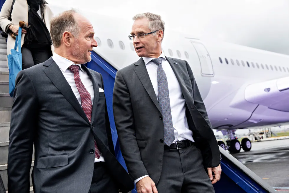 SAS' styreleder Carsten Dilling (til venstre) roser avtroppende sjef Rickard Gustafson: – Når man har hatt et bra samarbeid med én av Skandinavias beste toppledere, er det enormt ergerlig at det er over. Når det er sagt: Han har brukt de beste årene av karrieren i SAS, sier Dilling. Bildet er tatt på Kastrup i København sent i 2019.