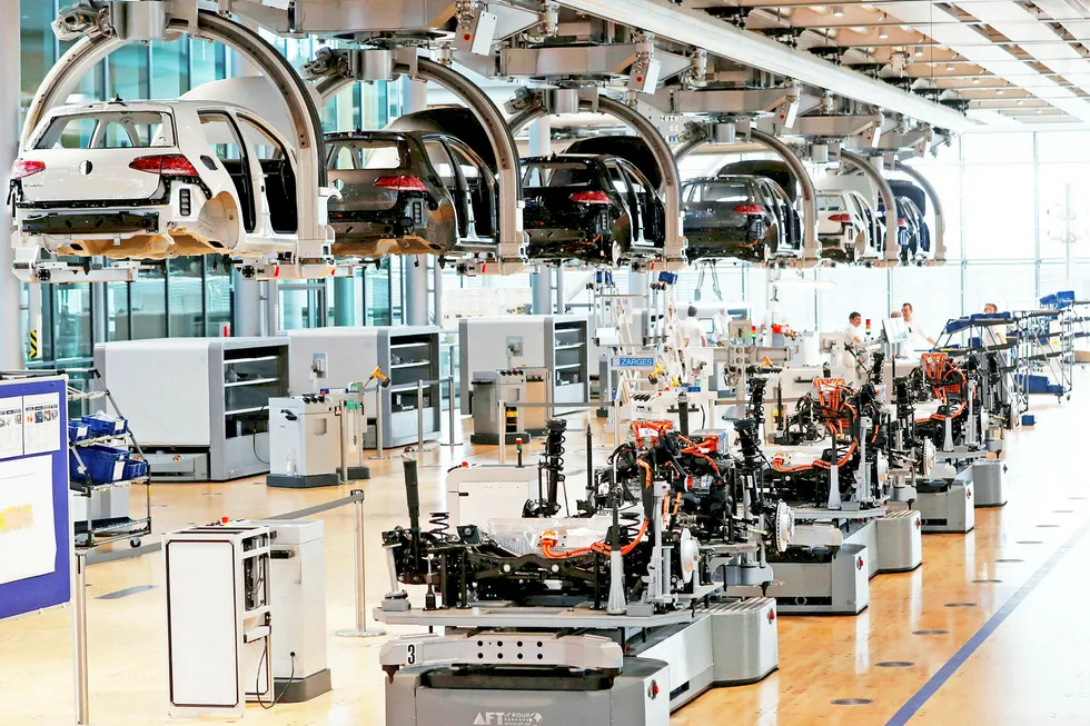 EU åpner for statsstøtte for å få fart på Europas elbil-industri. Her produseres E-golfer i Volkswagens fabrikk i Dresden.