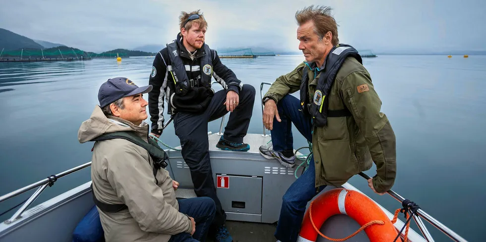 Tysk bildetekst fra forhåndsomtale av filmen: «I Norge finnes der en brei front av miljø- og naturvernere som er motstandere av oppdrettsindustrien.» Bildet viser Rune Jensen fra SalmonCamera (t.v.), Ruben Oddekalv fra Green Warriors of Norway, og programleder Hannes Jaenicke.