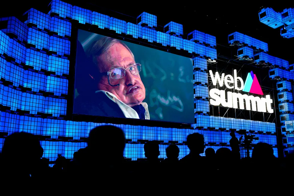 Den britiske fysikeren og matematikeren Stephen Hawking advarte om truslene ved kunstig intelligens under teknologikonferansen Web Summit i Lisboa mandag. Foto: PATRICIA DE MELO MOREIRA/AFP Photo/NTB Scanpix