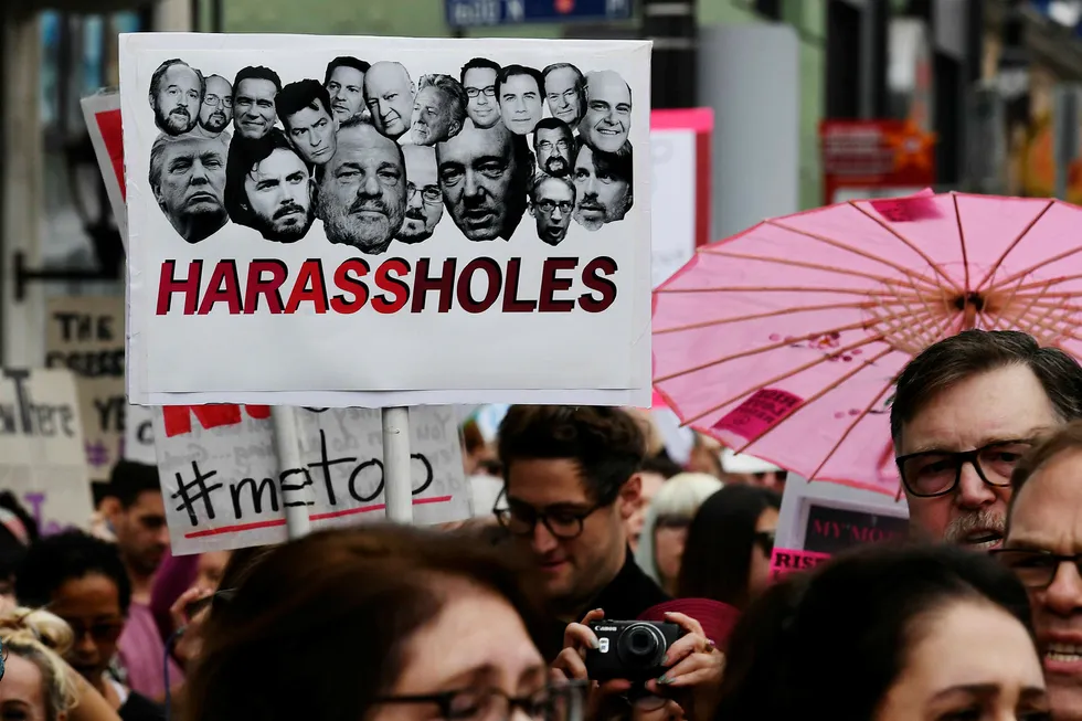 #Metoo: en tsunami av kvalmende historier. Her fra en demonstrasjon mot seksuell trakassering i Hollywood 12. november i år. Foto: Mark Ralston/AFP/NTB Scanpix