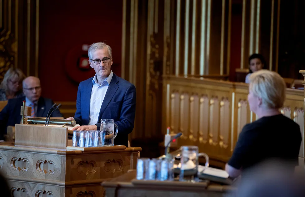 Ap-leder Jonas Gahr Støre stilte spørsmål om bompenger til finansminister Siv Jensen under spørretimen onsdag. På målingene faller Ap, mens Frp går frem etter noen uker med bomdebatt.