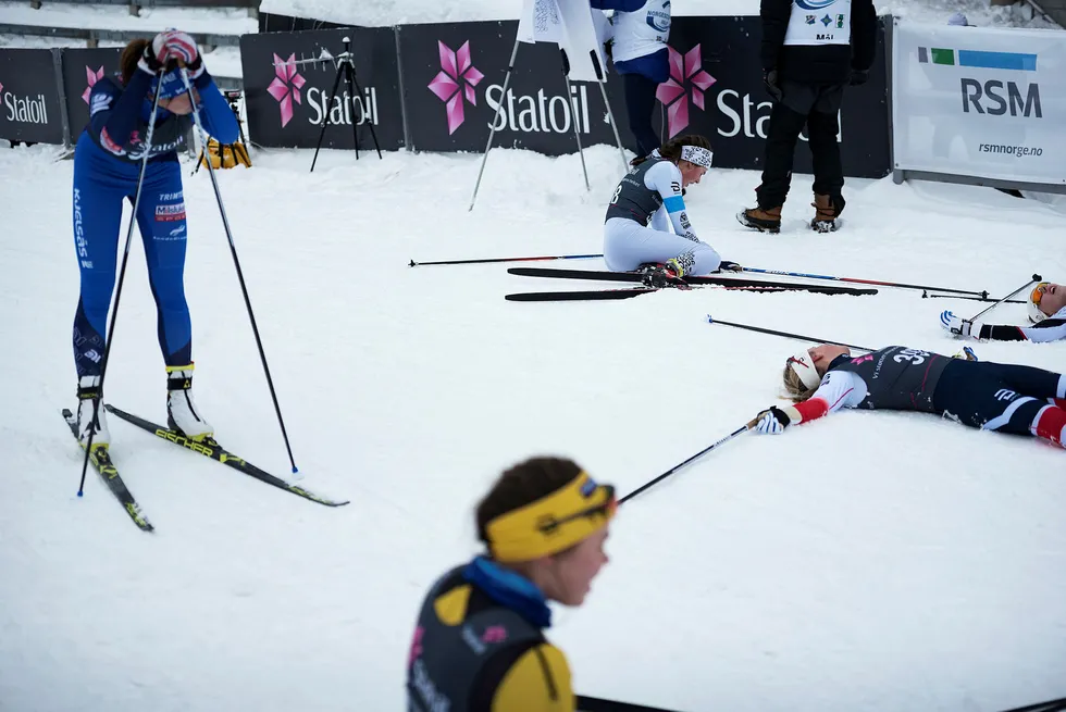 Den eldste juniorklassen på jentesiden i Norgescupen i Holmenkollen sist helg hadde over 140 påmeldte på fredagens fem kilometer. Her ligger løperne strødd i målområdet etter målgang. Foto: Hanna Kristin Hjardar