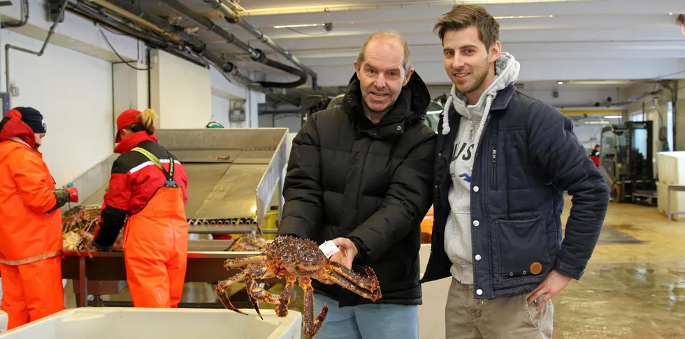 FOKUS PÅ KINA: Bjørn Ronald Olsen og Erlend Johnsen hos Cape Fish har eksportert godt med kongekrabbe til Asia under koronapandemien. Denne uken skal norske skalldyr ha et økt fokus i Kina.