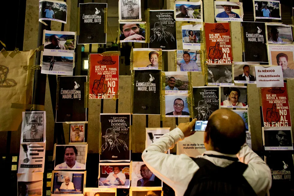 Rekordmange drap i Mexico. Blant annet er flere titalls journalister, som bildet viser, drept. Foto: Rebecca Blackwell/AP photo/NTB scanpix