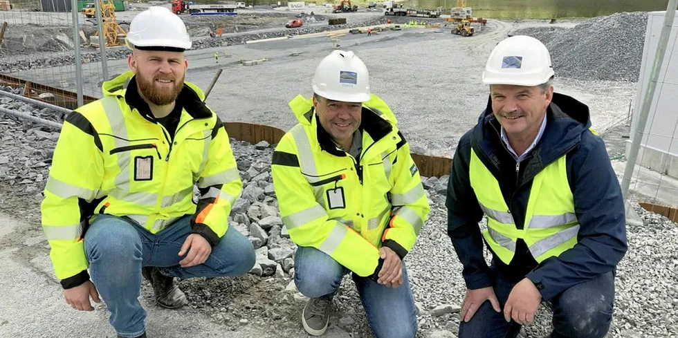 Mandag denne uken var de på tomta for å inspisere framdrifta i kjempeutbygginga. Fra venstre Erik Dåland, produksjonssjef for Lerøy Midts landanlegg, Tore Svanum, driftsleder Belsvik settefiskanlegg og Sven Amund Fjeldvær, adm. dir Lerøy Midt.