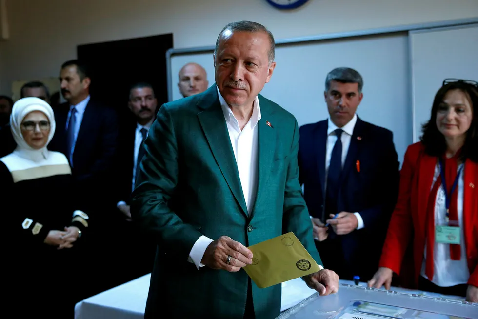 Tyrkias president Recep Tayyip Erdogan avla stemme i storbyen Istanbul søndag.
