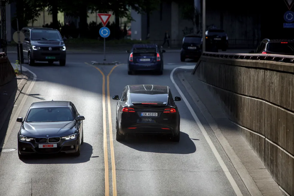Hvis en selvkjørende Kia og en selvkjørende Tesla møter hverandre på veien, må begge kommunisere med hverandre og infrastrukturen rundt dem, som for eksempel lys, veimerking og skilting. Foto: Javad Parsa