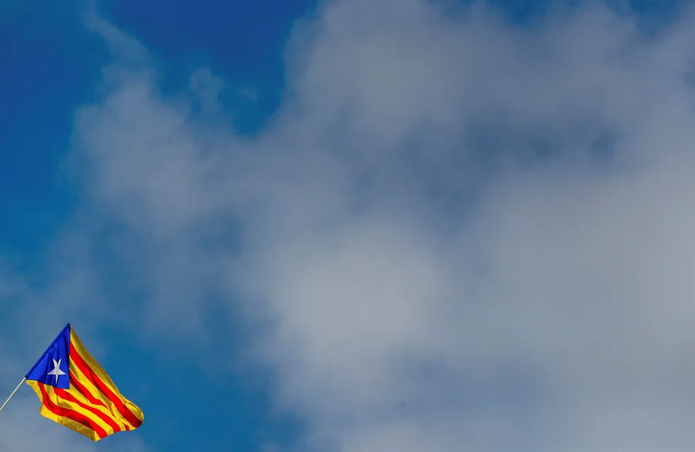 Et katalansk separatist-flagg fotografert i Barcelona lørdag. Foto: YVES HERMAN / REUTERS / NTB Scanpix