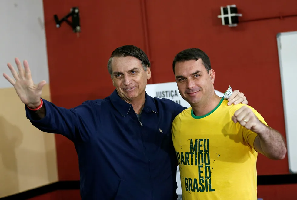 President Jair Bolsonaro (til venstre) og sønnen Flavio er i søkelyset for mistenkelige pengetransaksjoner.