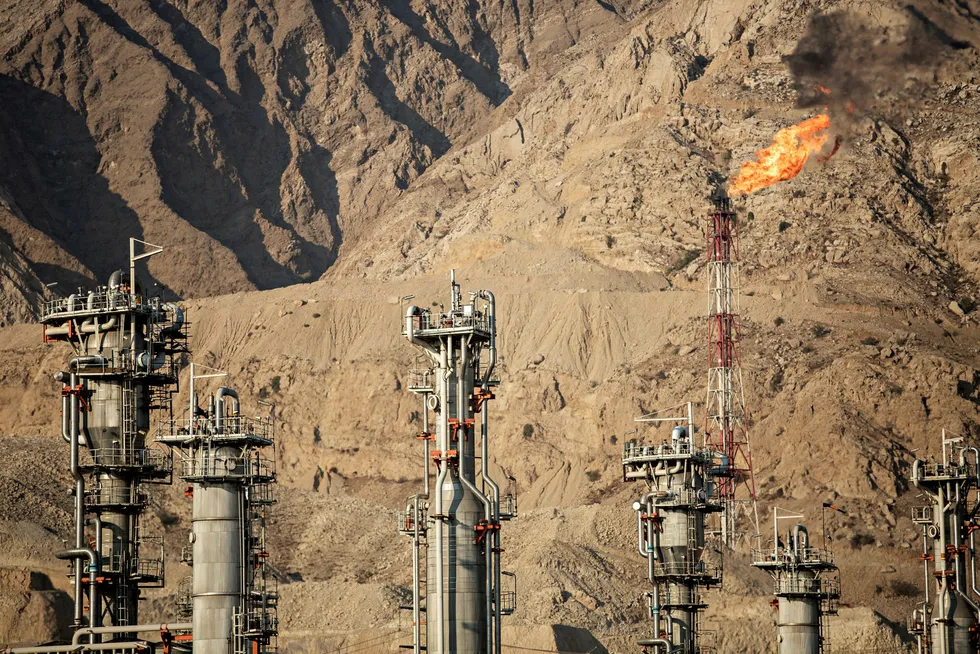 4. november innfører USA sine sanksjoner mot Iran. Oljeeksporten fra landet har allerede falt betydelig, og det internasjonale energibyrået IEA frykter at fortsatt fallende eksport vil bidra til oljeprisoppgang.