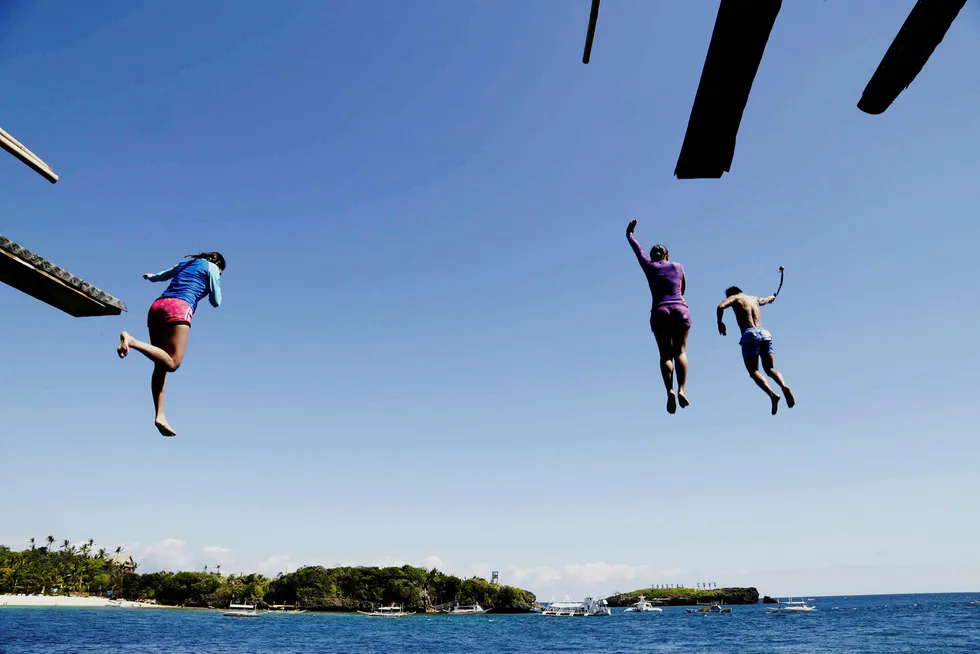 I 2017 ble Boracay i den vestlige delen av Filippinene kåret til verdens beste øy i en leserundersøkelse foretatt av Condé Nast Traveler. Nå vil landets president stenge øyparadiset. Foto: Charlie Saceda/Reuters/NTB Scanpix