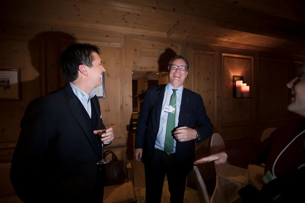 Ole Robert Reitan (til venstre) er vert for middagen i Davos for norske næringslivsledere og politikere. Her sammen med Davos-veteran Johan H. Andresen Foto: Orjan F. Ellingvag