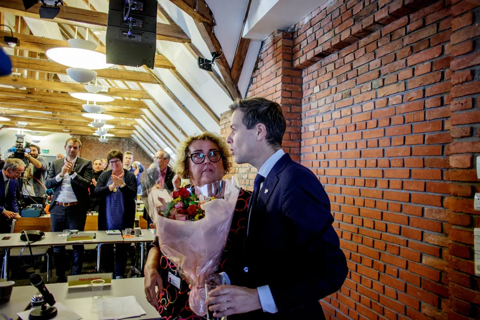 KrF-leder Knut Arild Hareide fikk blomster etter talen der han anbefalte partiet å søke regjeringssamarbeid med Arbeiderpartiet og Senterpartiet. Målingene før talen viser at enda flere velgere har forlatt partiet.