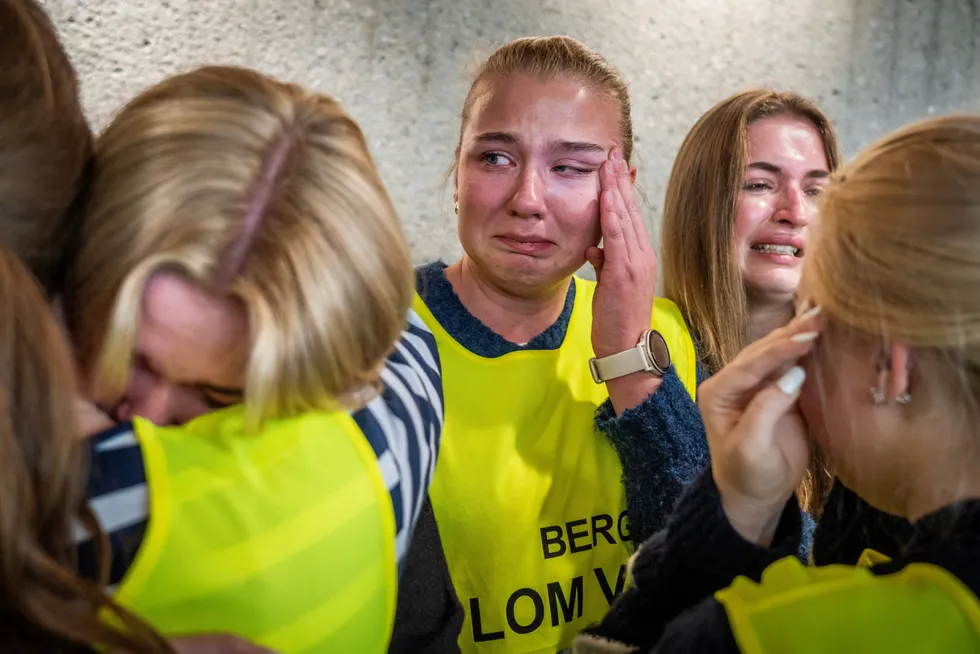 Gøril, Tonje, Ruth, Andrea og Anna fra Lom VGS gråter og klemmer hverandre etter at fylkestinget i Innlandet vedtok å legge ned skolen deres denne uken.