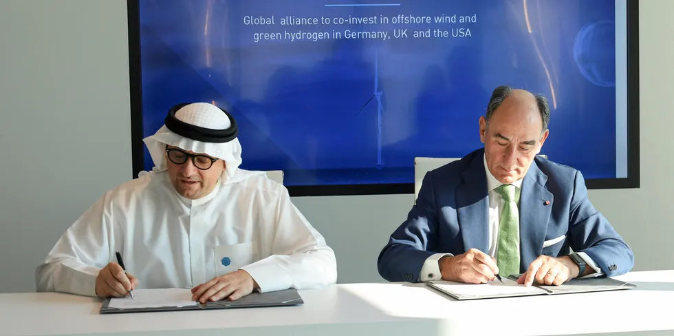 Masdar CEO Mohamed Jameel Al Ramahi (l) and Iberdrola chairman Ignacio Galán (r) at signing ceremony.