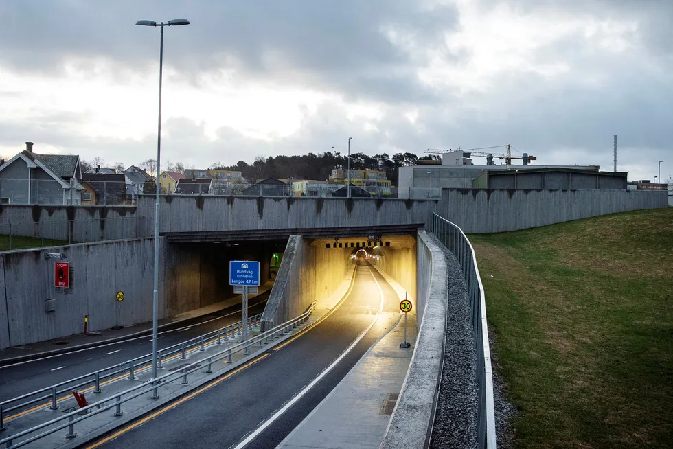 Hundvågtunnelen i Rogaland, her sett fra Hundvågkrossen/Rosenberg, ble langt dyrere å bygge for arbeidsfellesskapet Kruse Risa enn det de beregnet blant annet som følge av grunnforholdene.