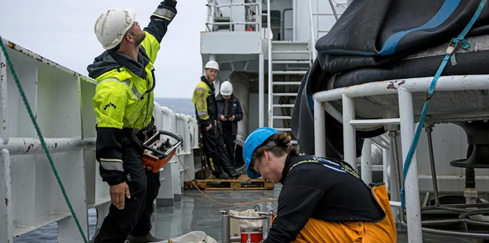 På alle forhåndsbestemte stasjoner tar forskerne en planktonprøve. Her har Ivar Magne Østervold og Aina Bruvik fått planktonhåven om bord igjen på «Vendla».