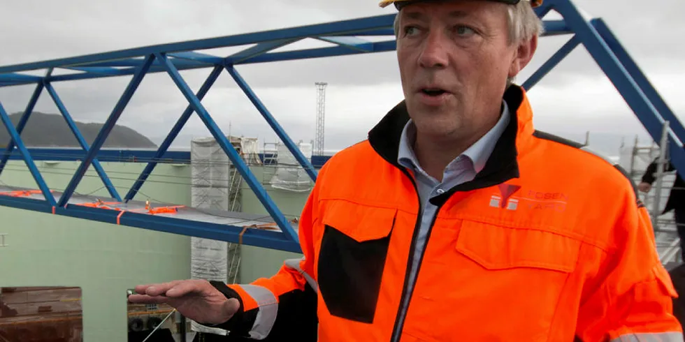 Administrerende direktør Anders Straumsheim ved Fosen Yard kan oppbemanne med den nye kontrakten. Her foran Aquatraz, stålmerden til Midt-Norsk Havbruk.