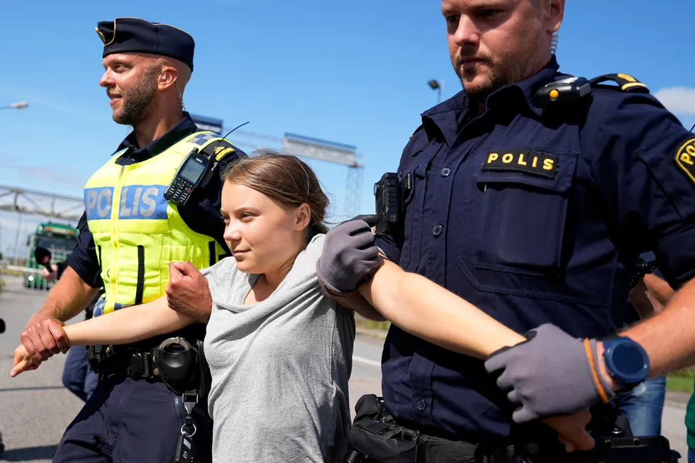 Greta Thunberg blir anholdt i Malmö i juli, etter å ha blokkert inngangen til et oljeraffineri