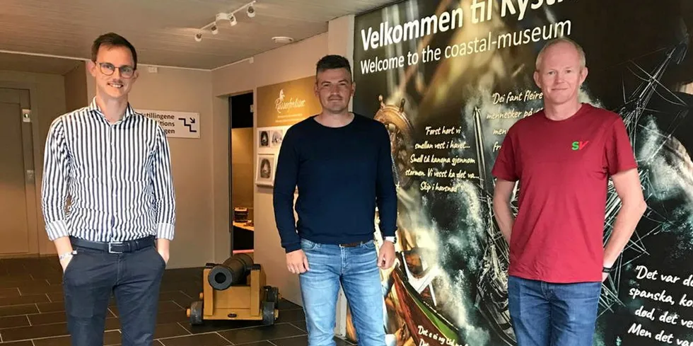 Politikerne Erlend Broholm (t.v.) og Lars Haltbrekken møtte sist helg museumsdirektør Jørgen Fjeldvær (midten) for å snakke om blant annet planene om et havbruksmuseum.