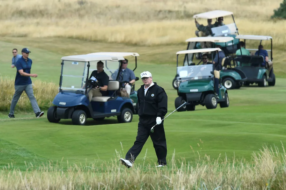 USAs president Donald Trump spiller golf på sin egen golfklubb Trump Turnberry i Skottland. Her fra ifjor sommer.