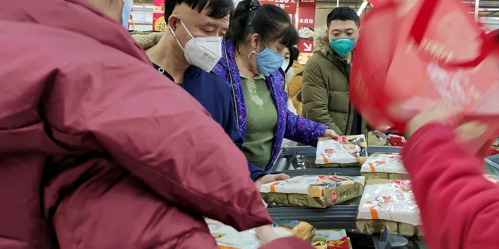 Etter at kinesiske aviser i helgen meldte at det var funnet koronavirus på en skjærefjøl med «utenlandsk laks» på Xinfadi-markedet i Beijing, har Norges sjømatråd mottatt henvendelser fra andre land rundt dette.