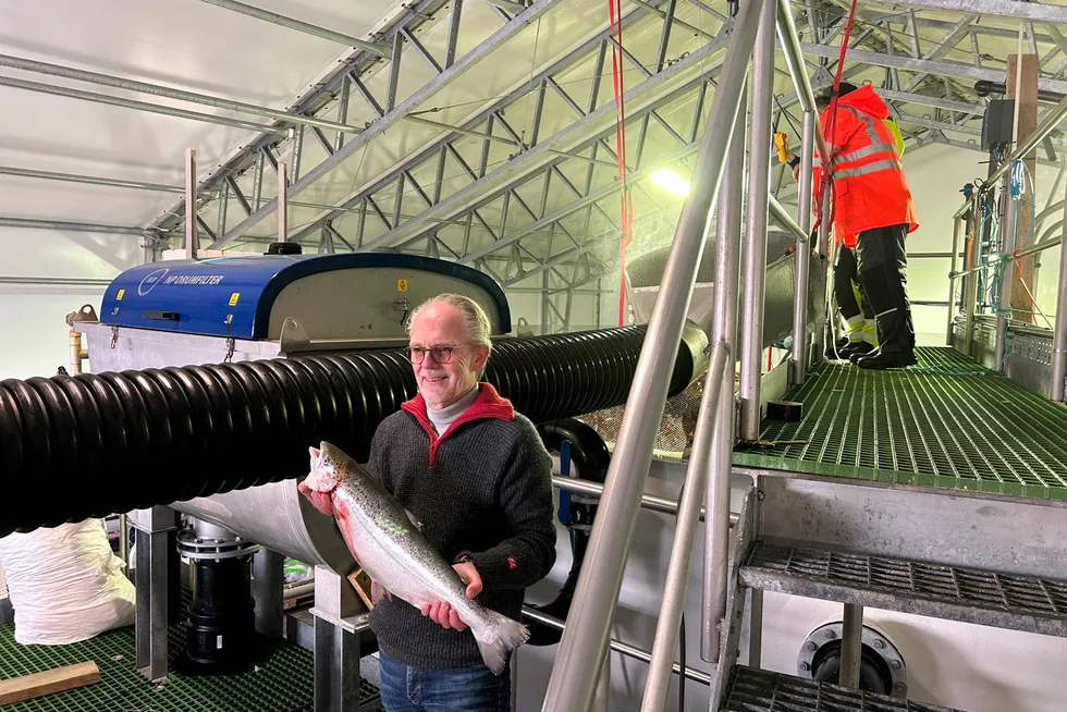 Jarle Dragvik, administrerende direktør i selskapet Ecofishcircle med en firekilos laks fra pilotanlegget på Hausvik utenfor Lyngdal.