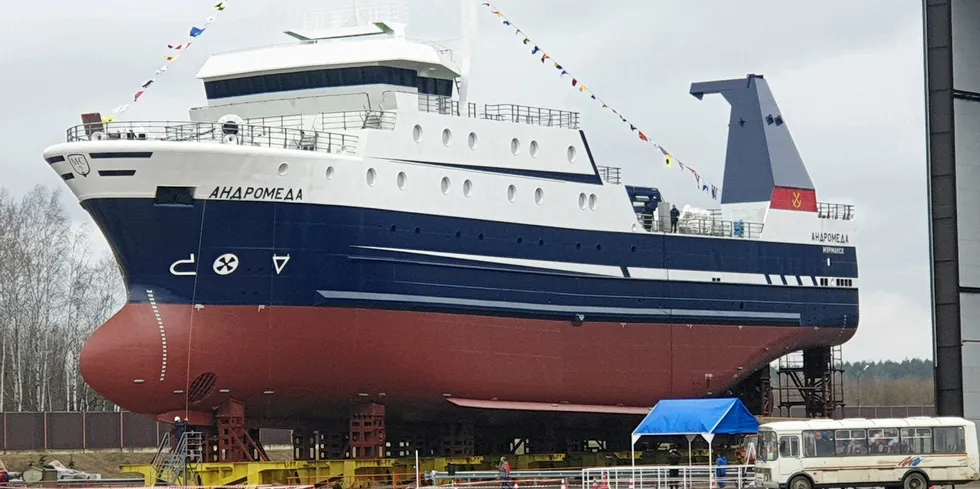 Russisk nybygg har mye teknisk utstyr levert av norske selskaper. Nå stopper dette opp, og russiske myndigheter utsetter fristen for at slike nybygg skal ferdigstilles. «Andromeda» er designet av Cramaco AS i Tromsø, og Rapp Marine har levert komplett dekkmaskineri.