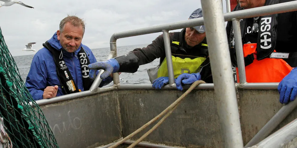 Rekefiske: Her ser vi fiskeriminister Harald T. Nesvik på rekefiske med Lennart Danielsen utenfor Mandal i forrige uke.