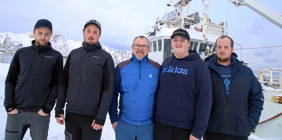 Fem blad Settnøy på vinterfiske i Vesterålen, for første gang på én og samme båt: Stian, Jøran, Ronald, Emil og Tommy.