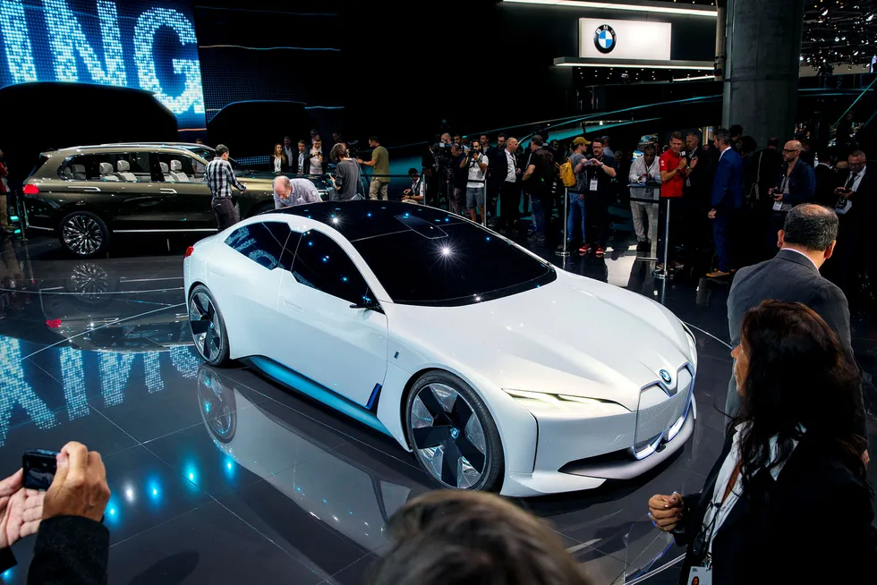 BMW i Vision Dynamics viser neste modell i BMWs i-serie. Bak den står X7. Foto: Kjetil Skårdal Andersen