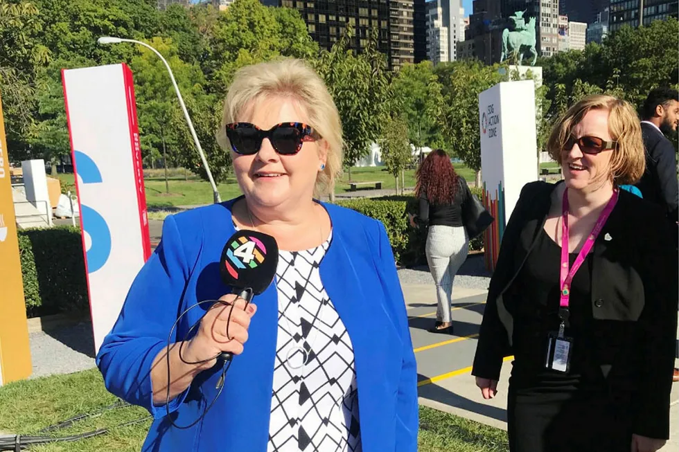 Erna Solberg møtte norsk presse i rosehagen utenfor FN-bygget før hun i dag skal holde Norges tale i FNs generalforsamling. Der fant hun også P4s gjenglemte mikrofon.