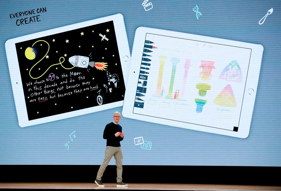 Apple-sjef Tim Cook lanserte tirsdag blant annet en ny iPad for skolemarkedet. Foto: AFP/JIM YOUNG